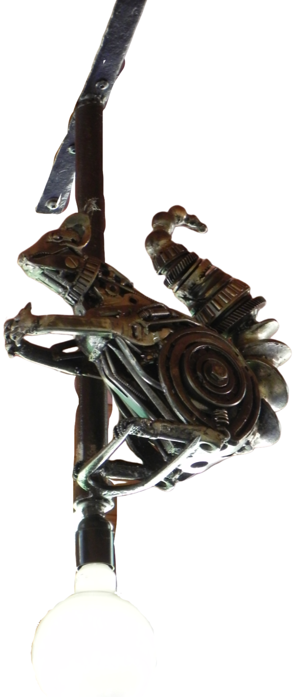 Sculpture d'écureuil en métal recyclé