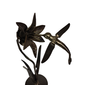 Sculpture de colibri en métal recyclé