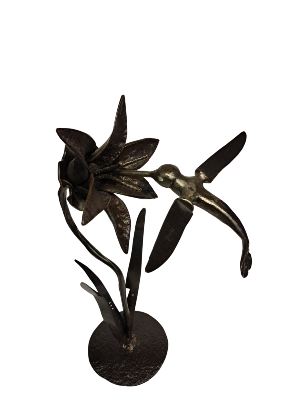 Sculpture de colibri en métal recyclé