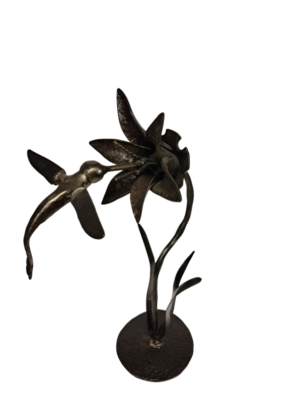 Sculpture de colibri en métal recyclé