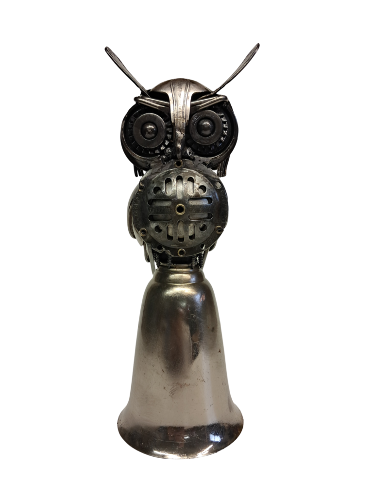 Sculpture de hibou en métal recyclé