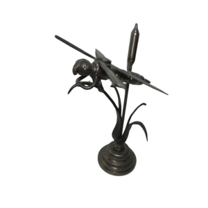 Sculpture d'une libellule en métal recyclé