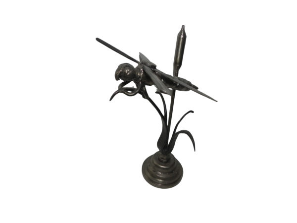 Sculpture d'une libellule en métal recyclé