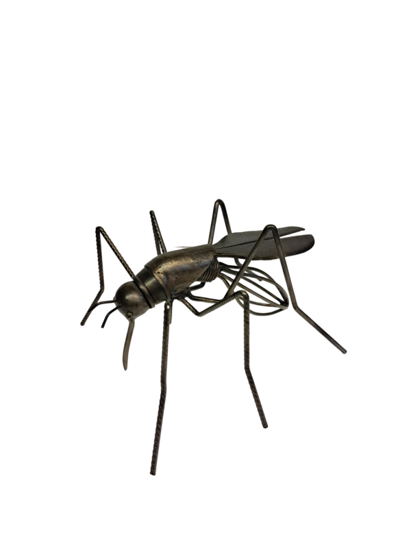 Sculpture de mouche en métal recyclé
