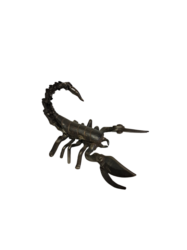 Sculpture de scorpion en métal recyclé