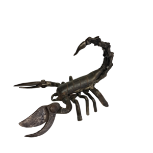 Sculpture de scorpion en métal recyclé