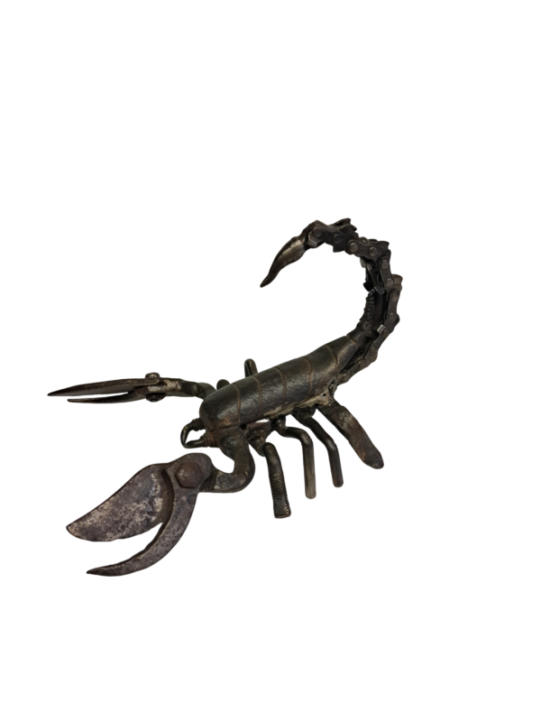 Sculpture de scorpion en métal recyclé