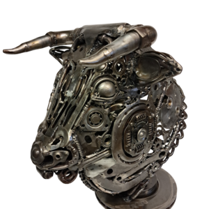 Sculpture de taureau en métal recyclé