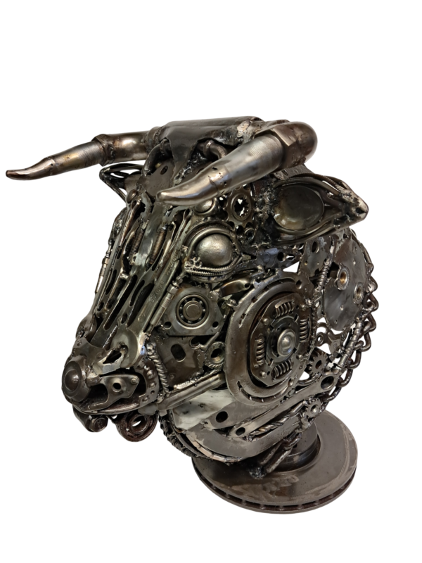 Sculpture de taureau en métal recyclé