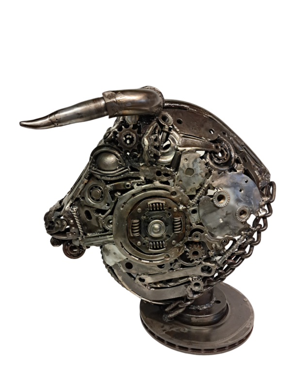 Sculpture de taureau en métal recyclé