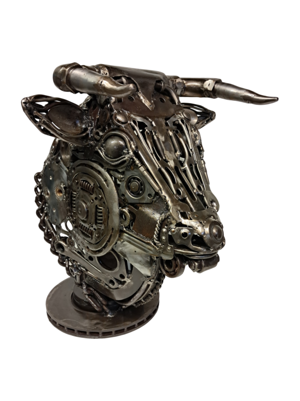 Sculpture de taureau en métal recyclé