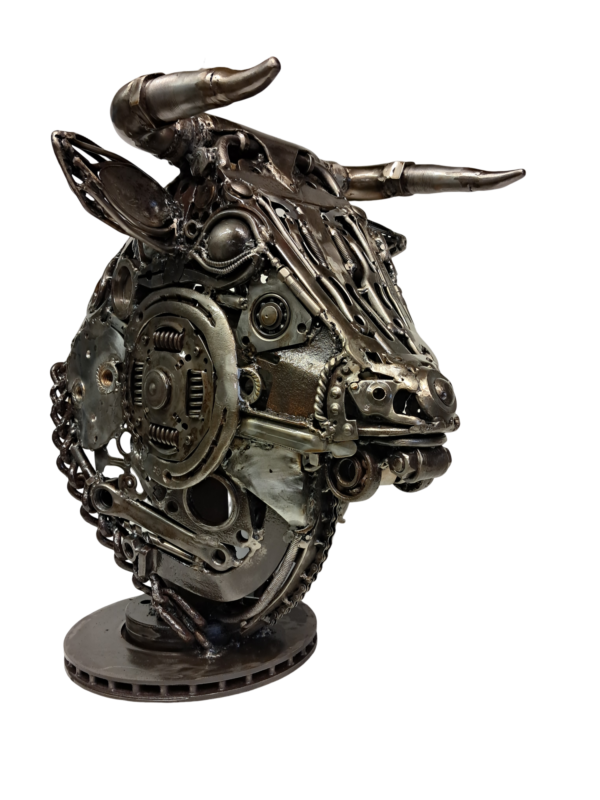 Sculpture de taureau en métal recyclé