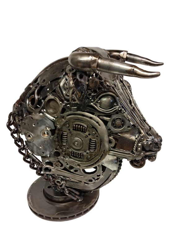 Sculpture de taureau en métal recyclé