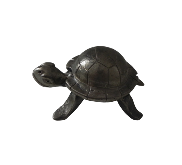 Sculpture de tortue en métal recyclé